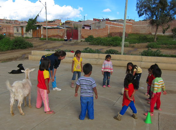 A Proyecto Horizonte volunteer playing with the kids after school.