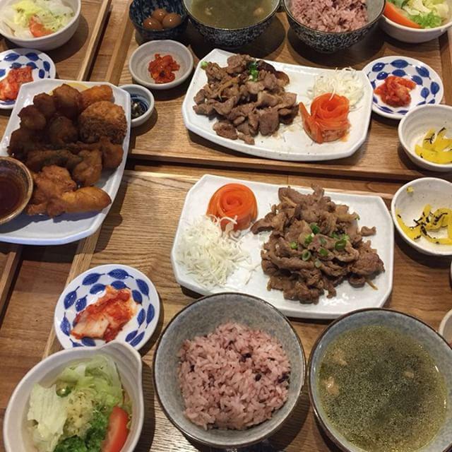Living in South Korea - Korean Dinner