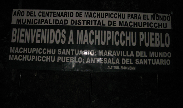 The welcome sign at the trailhead to Machu Picchu (5am)